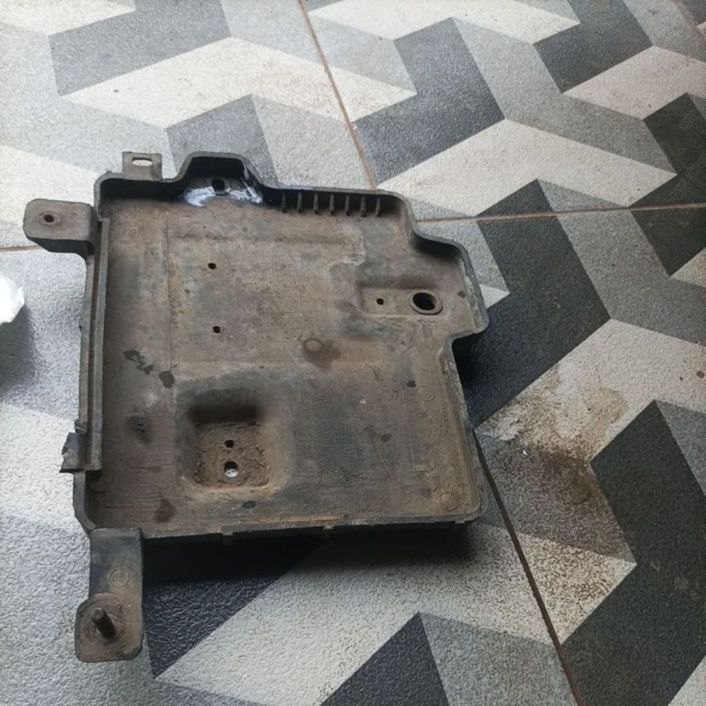 tatakan aki hyundai excel 2 verna avega