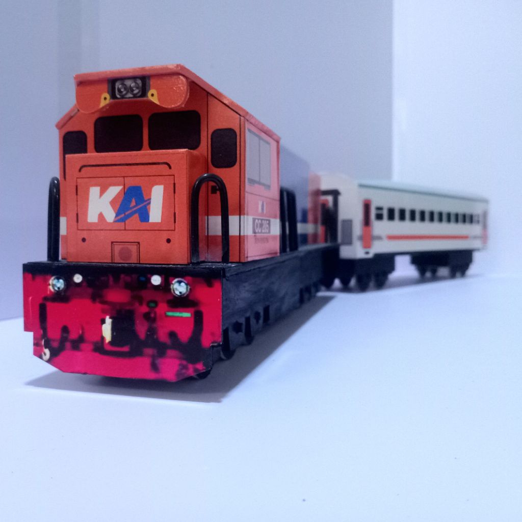 Kereta api mainan CC205+1Gerbong
