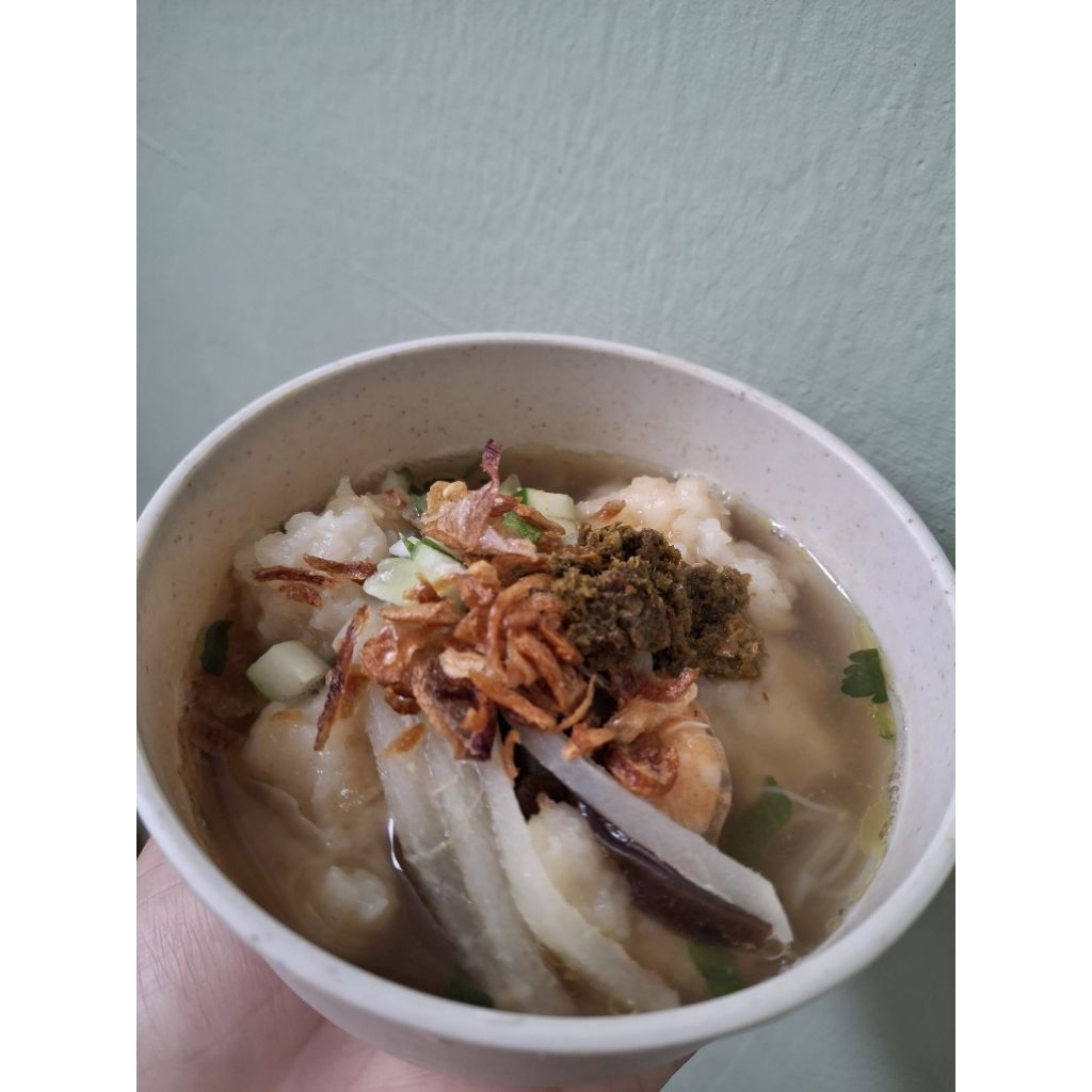 

Tekwan ikan beserta bumbu kuah