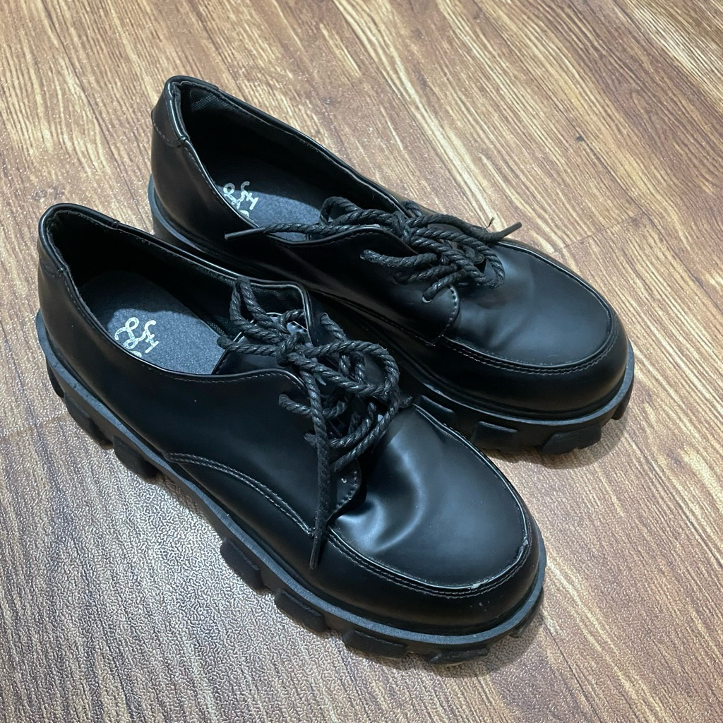 Preloved Docmart Boots Sneakers Black Wanita