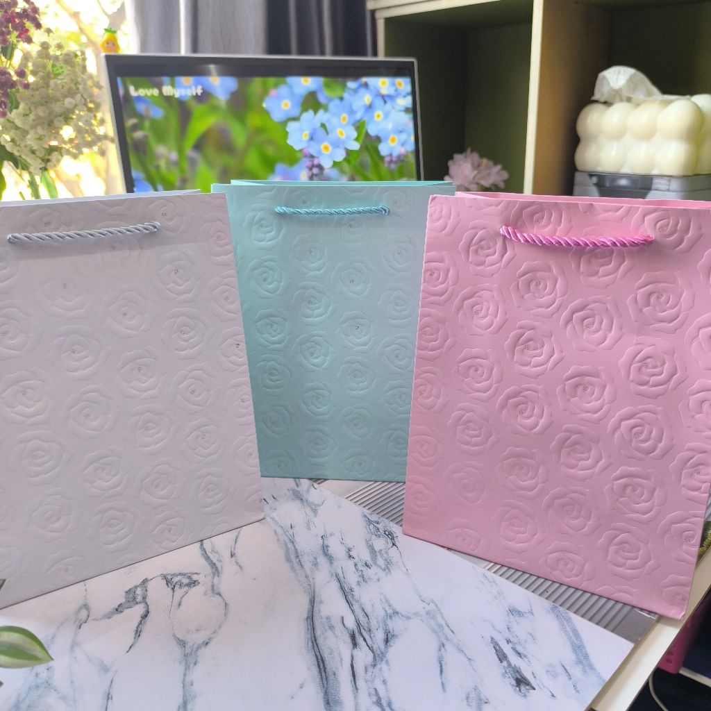 

Paperbag Tali Tinggi Ukuran 18x23x10 cm Motif Aesthetic Pembungkus Kado