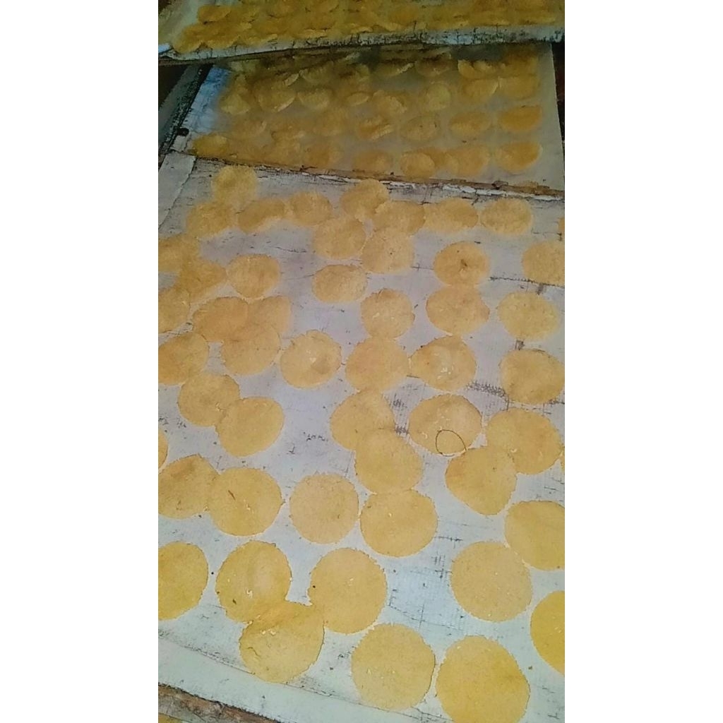 

RENGGINANG singkong mentah perbungkus