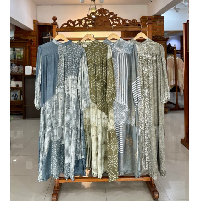 Dhiya Dress Satin Abstrak