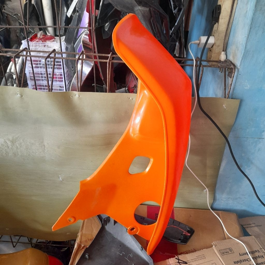 COVER SAYAP DEPAN BAGIAN KANAN SAJA ASLI ORANGE ASTREA GRAND LEGENDA , KONDISI BEKAS ORIGINAL