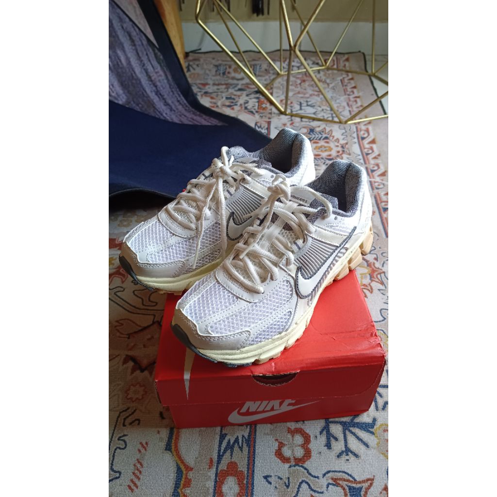 SEPATU NIKE ZOOM VOMERO 5 SIZE 38