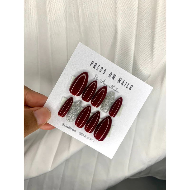 Fake nails / Nail art stiletto maroon glitter