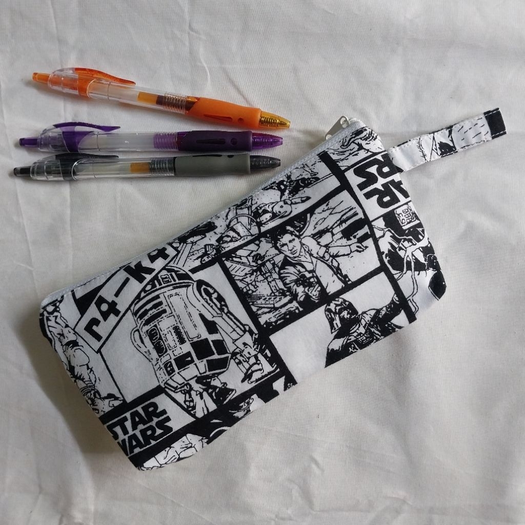 

TEMPAT PENSIL KATUN STAR WARS BW