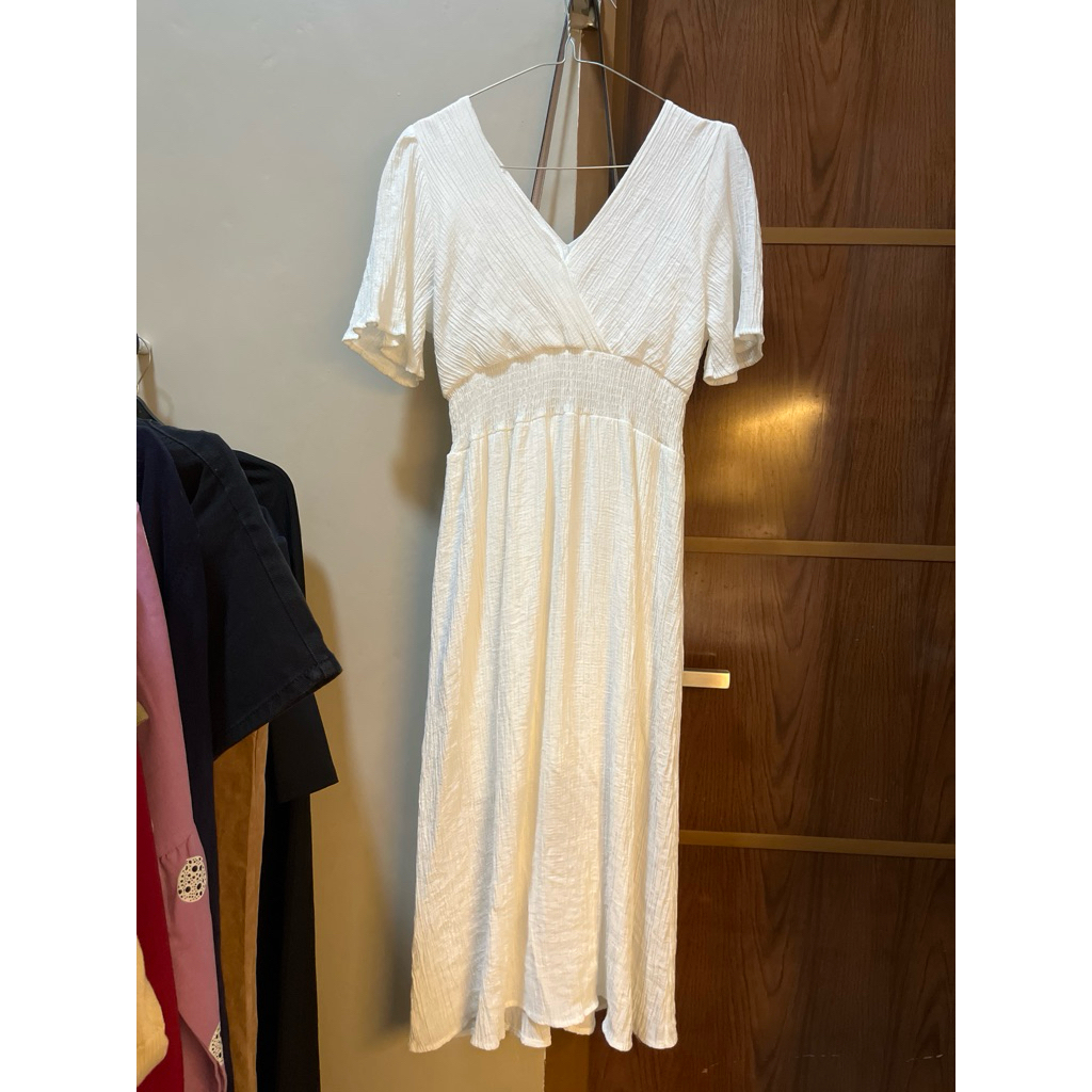 Dress pantai wanita putih v-neck