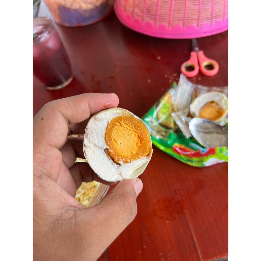 

telor asin, telor jaruk, isi 10 butir. masir atau bekarangan atau tekstur pasir