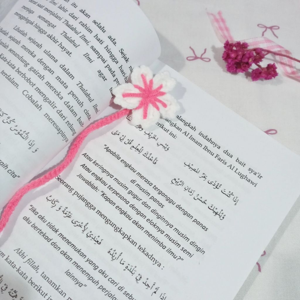 

NAIFA - Pembatas buku rajut/bookmark crochet