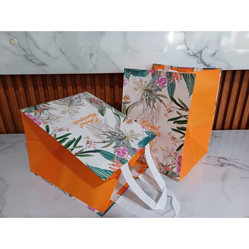 

Tas Kotak Nasi Uk 22 x 23 x 30 Cm Laminasi Motif Bunga Cantik ( 1 Lusin)