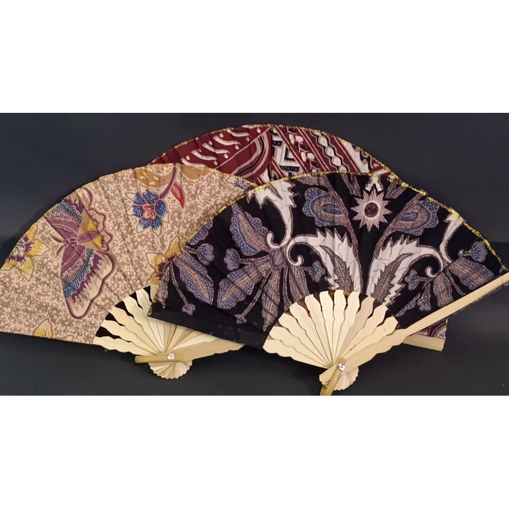 kipas batik Sedang Gagang kayu/Bambu.