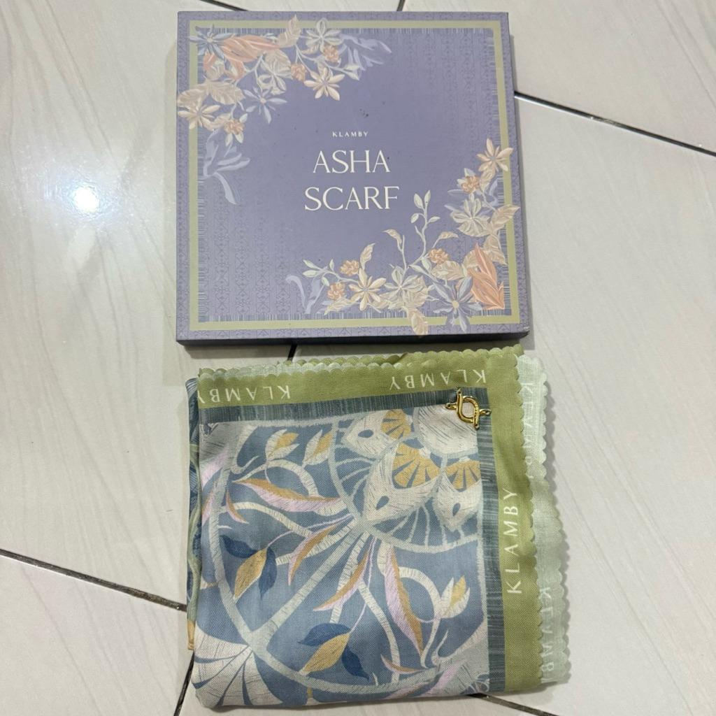 Asha Scarf Wearing Klamby