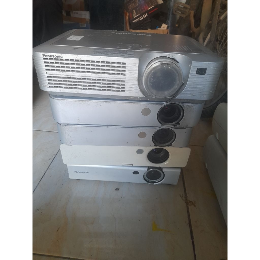 LCD PROYEKTOR Panasonic PT-LB3EA / PT-LB50EA / PT-LB10SE / PT-LC55E ADA MINUS