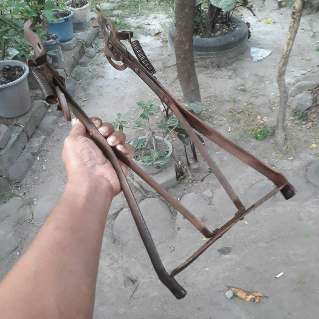 standar tengah sepeda onthel tua jagrak sepeda onthel