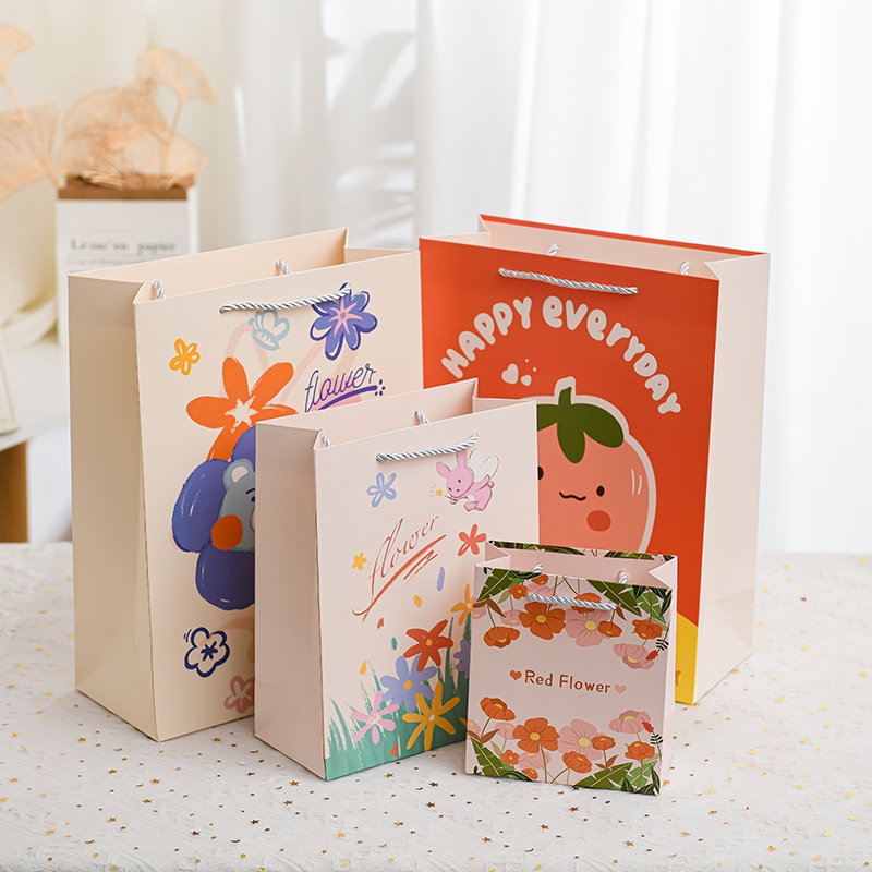 

Paper Bag Stoberi Flowers | Goodie Bag | Tas Souvenir | Tas Ulang Tahun