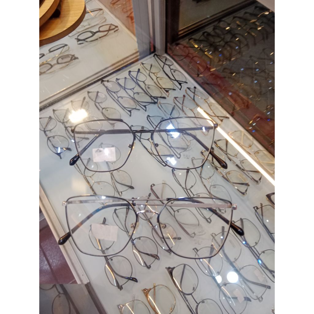 **SINAR OPTIK*kacamata radiasi photocromik