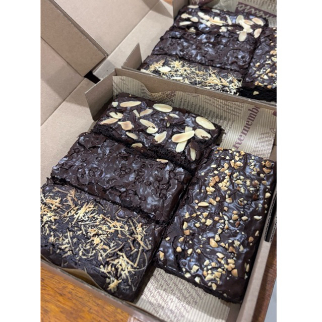 

Fudgy Brownies Lumer 20×10 / 20×20 – A Bake Mood | Dark Choco Premium, Fresh Baked