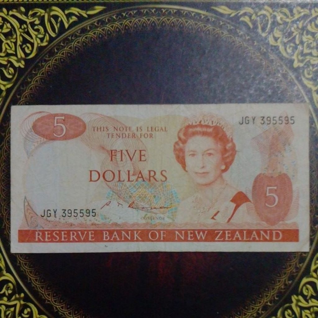 Uang New Zealand 5 dollar kondisi vf
