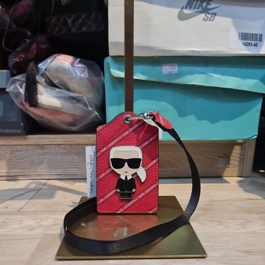 

Lanyard Karl Lagerfeld Merah