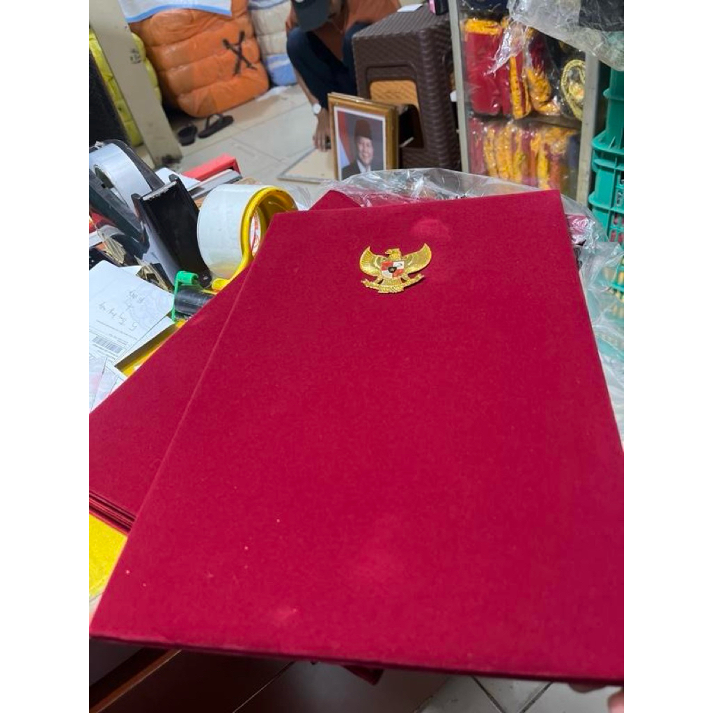 

Map Maroon bludru ukuran F4