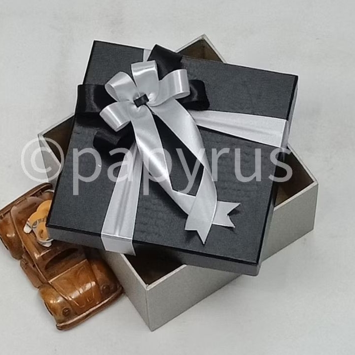 

PAPYRUS Kombinasi 17,5x17,5 Tinggi 10cm Kotak Kado Gift Box V3