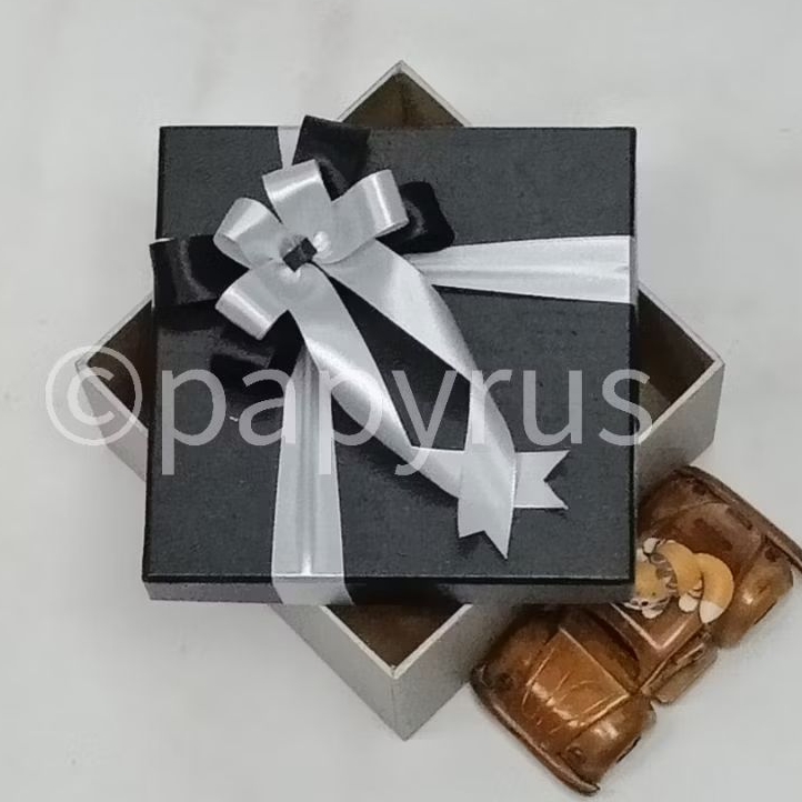 

PAPYRUS Kombinasi 17,5x17,5 Tinggi 5cm Kotak Kado Gift Box V3