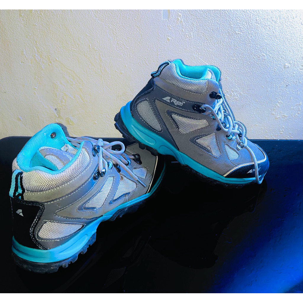 Sepatu Gunung Rei