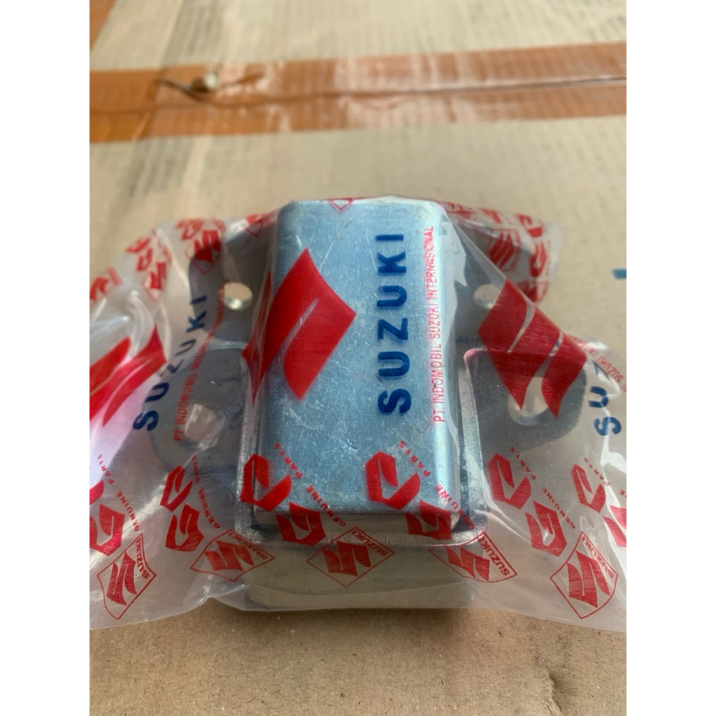 ENGSEL PINTU DEPAN MOBIL SUZUKI FUTURA , T120SS