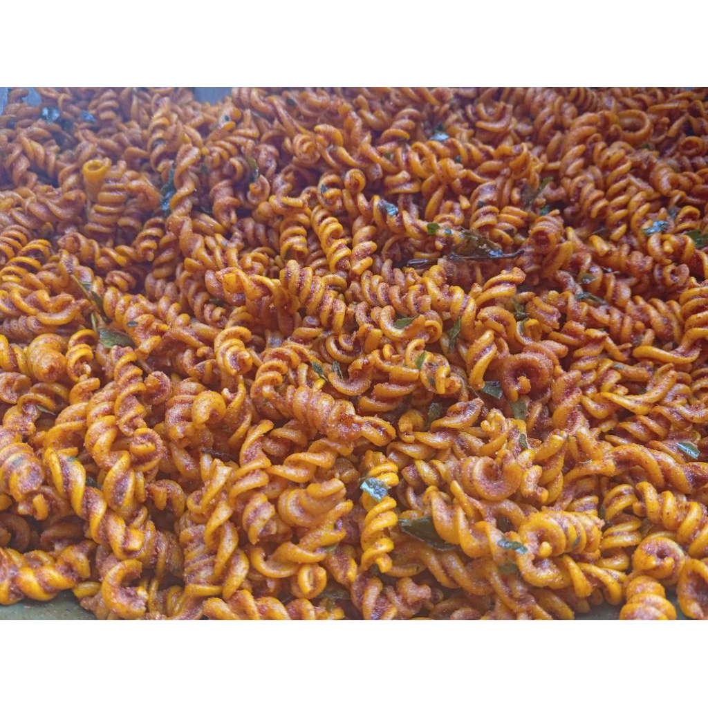 

Makaroni spiral pedas kriuk aroma daun jeruk kemasan 500 gram