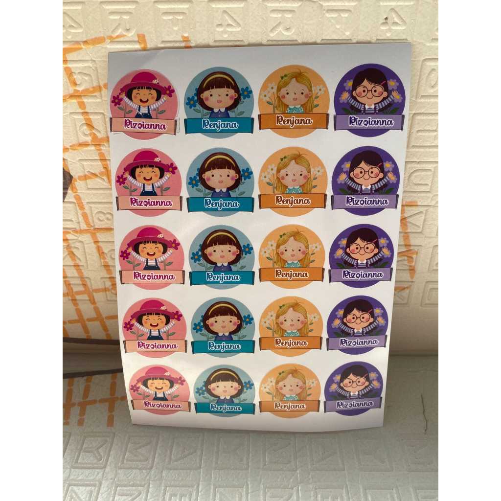 

Stiker Nama Custom Bulat Motif Cewe/cowo