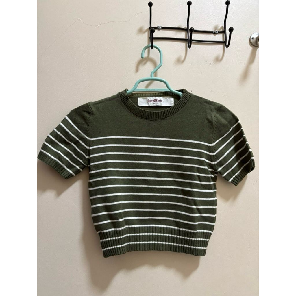 Preloved (PL) - Knit Top LOVE AND FLAIR Hijau Army Crop Lengan Pendek