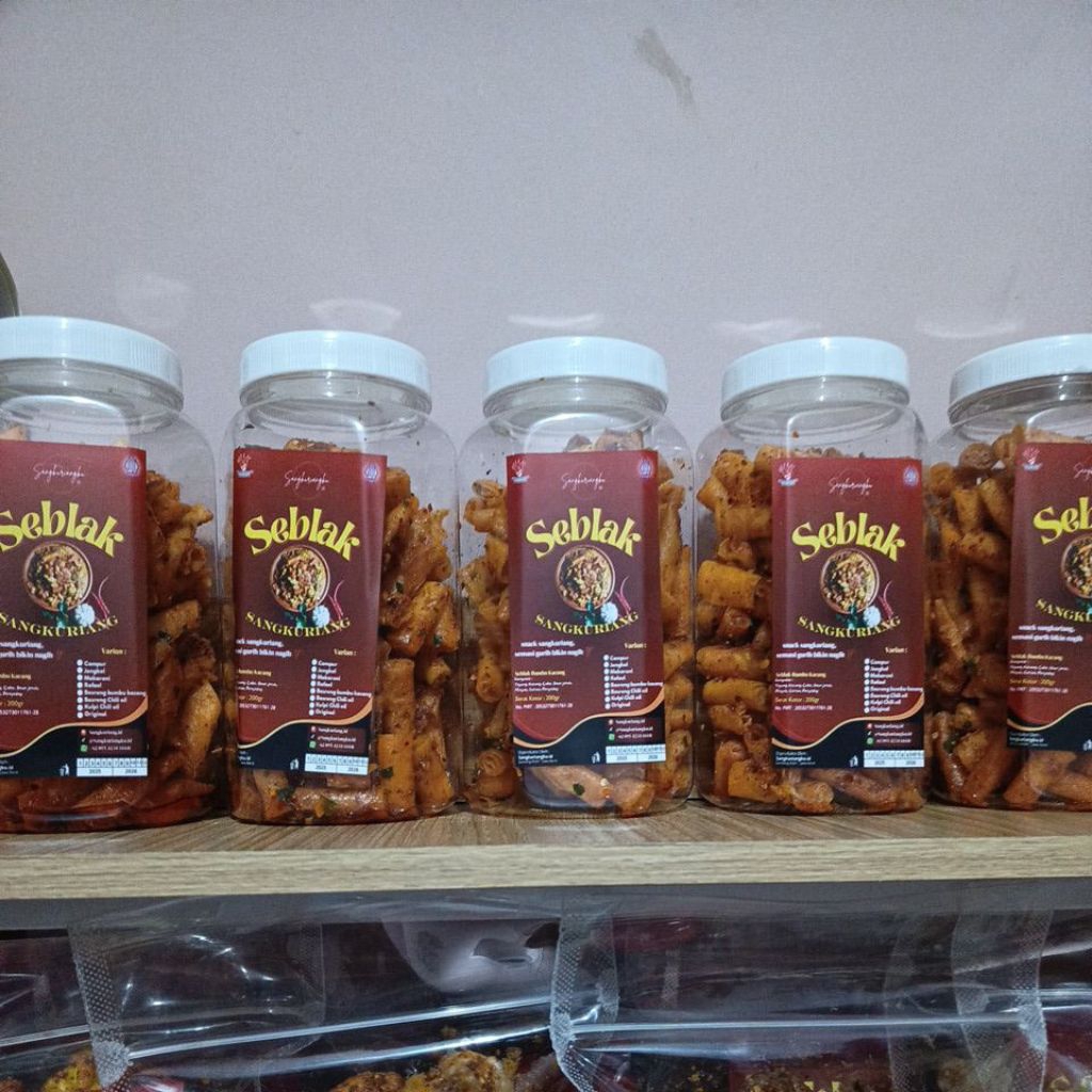 

Kulpi (kulit lumpia) chillioil daun jeruk pedas 250 gr