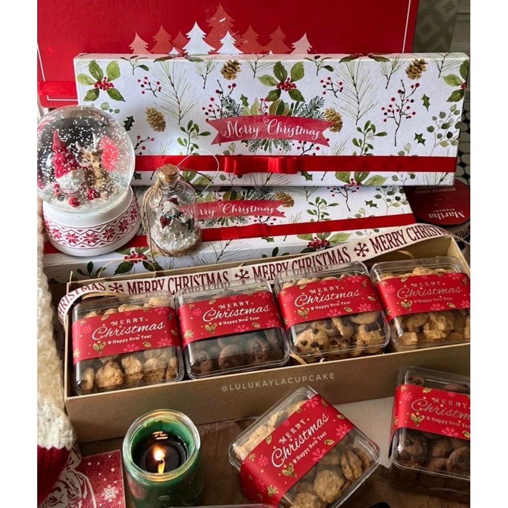 

Box C Paket 2. 4 Kue Kering (Kue Coklat, Kue Salju, Kue Sagu, Kacang Mede) + Kartu Ucapan. Hampers Edisi Natal.