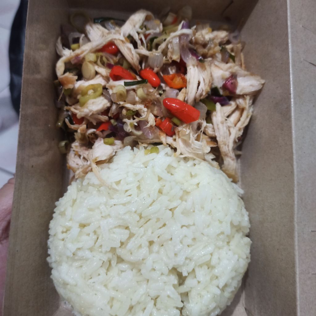 

nasi gurih ayam sambel matah bali