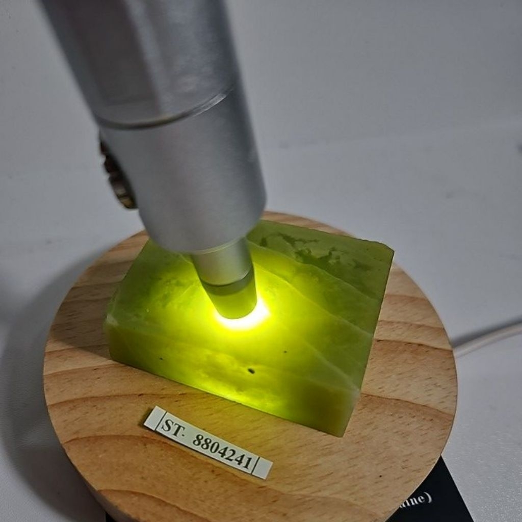 IDOCRASE GIOK HIJAU LUMUT BATU ALAM ASLI Tembus