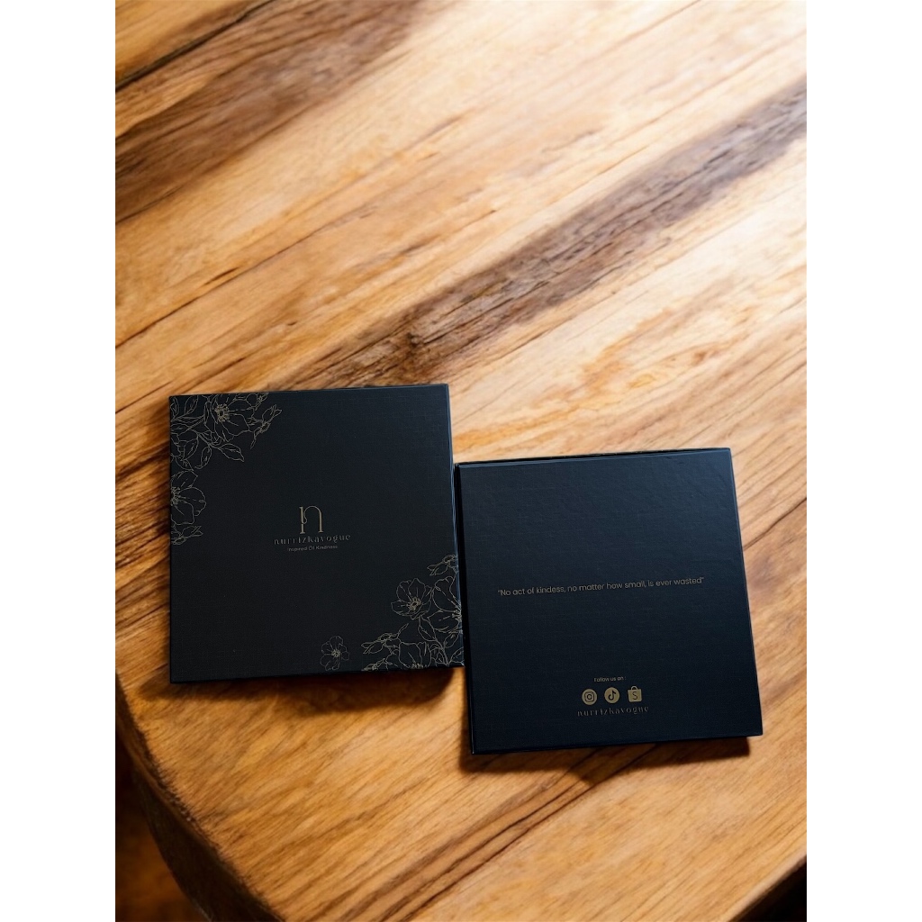 

Nurrizkavogue Hardbox Hitam Fullset Tebal Exclusive Premium Hijab Cantik dan Menarik Bisa Untuk Hampers