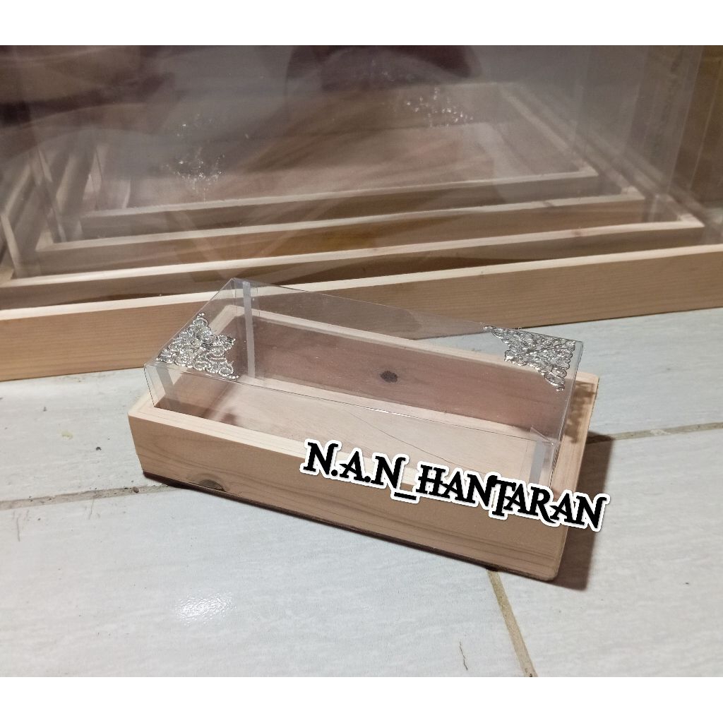 KOTAK MAHAR SESERAHAN KAYU JATI BELANDA PLUS TUTUP MIKA