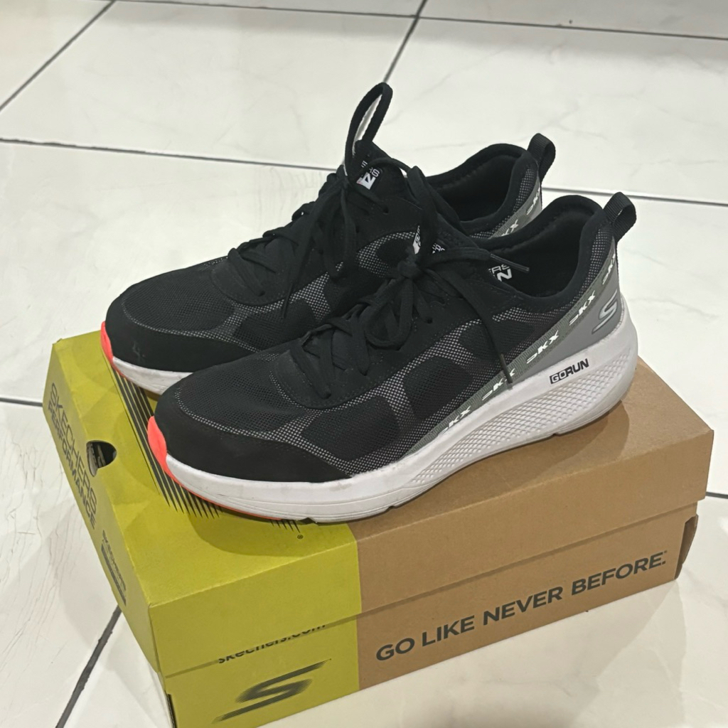 Sepatu Lari Pria Hitam Skechers ORI