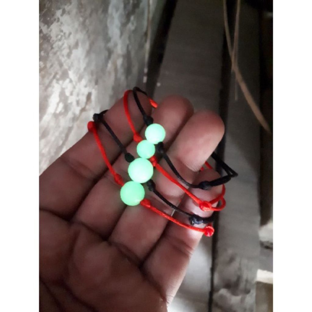 gelang simpel batu akik posfor asli menyala dalam gelap 8 mm 10 mm tali merah dan hitam terbaik