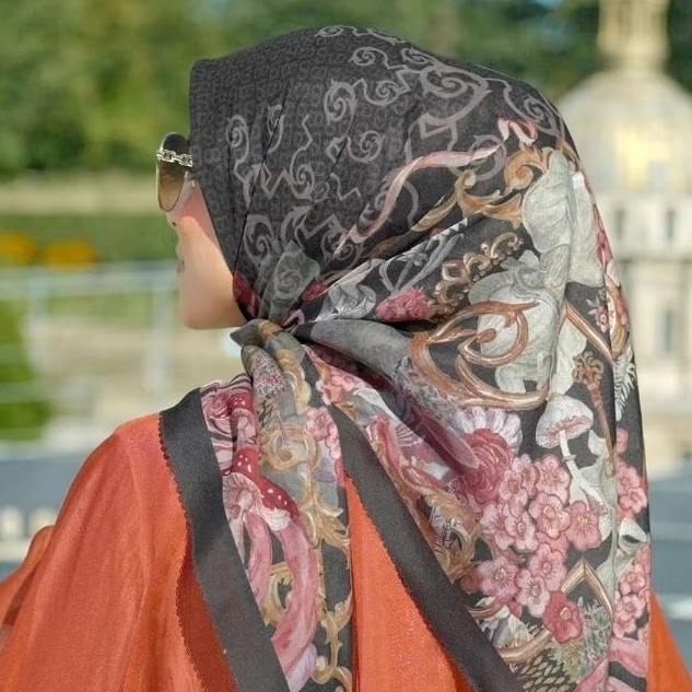 Buttonscarves Wonderland Caviar