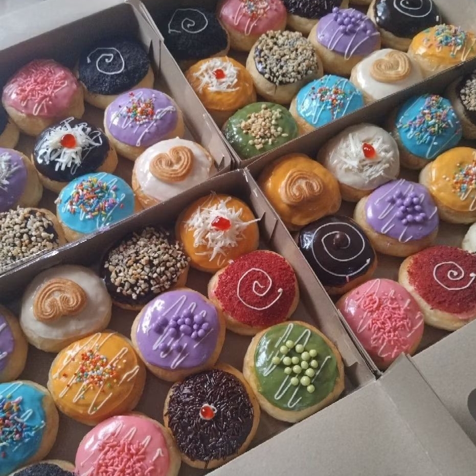 

Donat mini campur isi 12 (random/tidak bisa request toping)