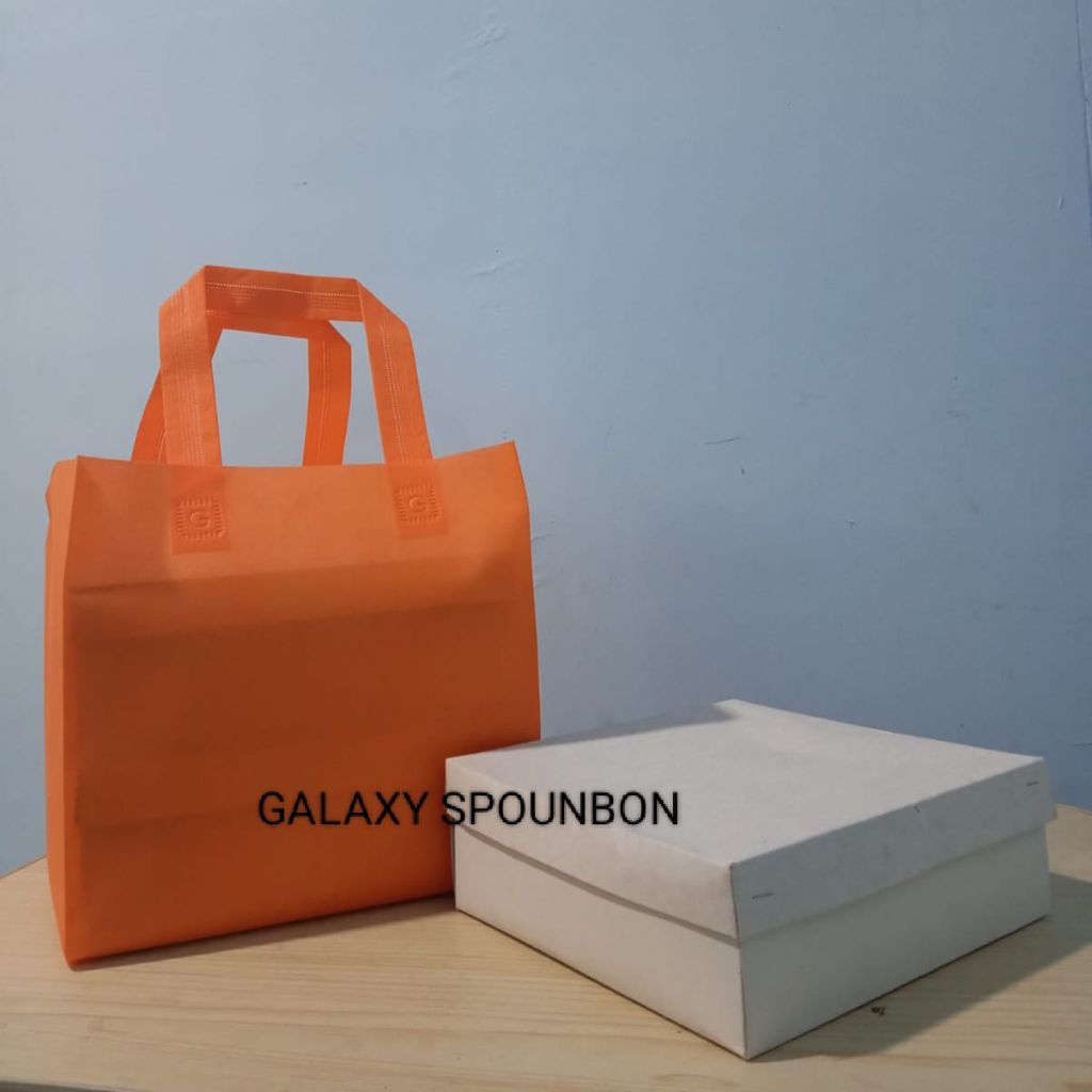 

Tas Box Dus 22x22 tas hajatan muat 3kotak nasi (isi 12 pcs)