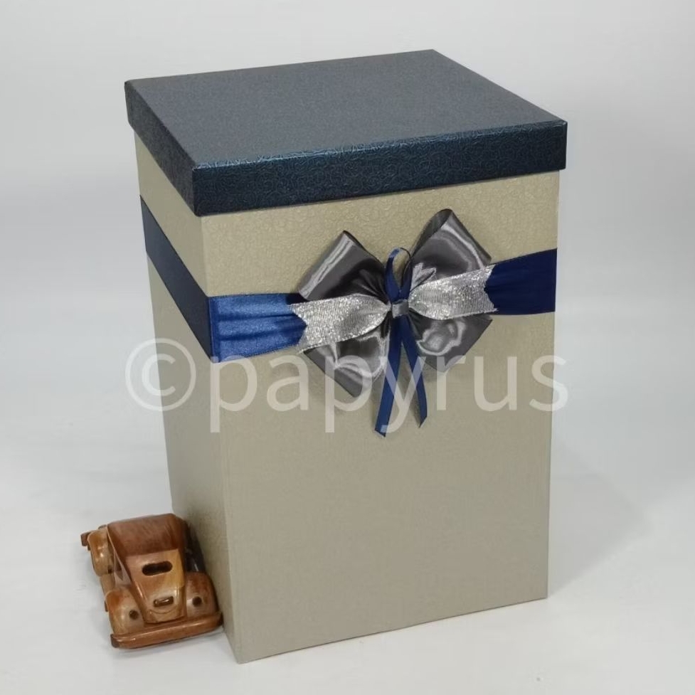 

PAPYRUS Kombinasi 20x20 Tinggi 30cm Kotak Kado Gift Box V2