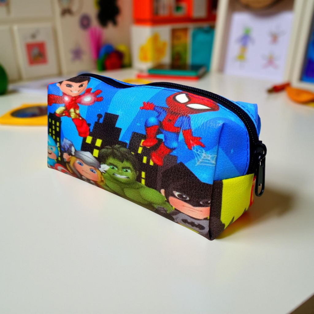 

Kotak Pensil Tahan Percikan, Tempat Pensil Motif Karakter Marvel Kode 02