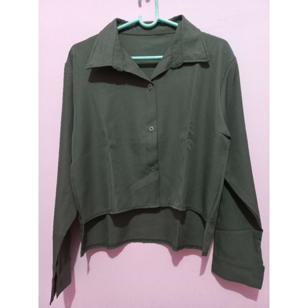 PRELOVED - KEMEJA CROP TOP WARNA HIJAU ARMY