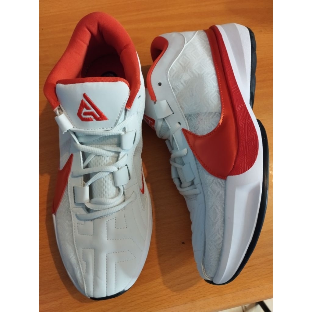 Sepatu Nik Ezoom Freak5