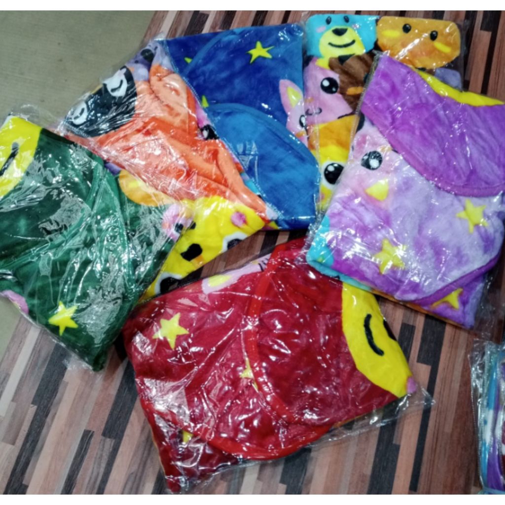 Selimut bayi bahan bludru Tebal dan lembut.
