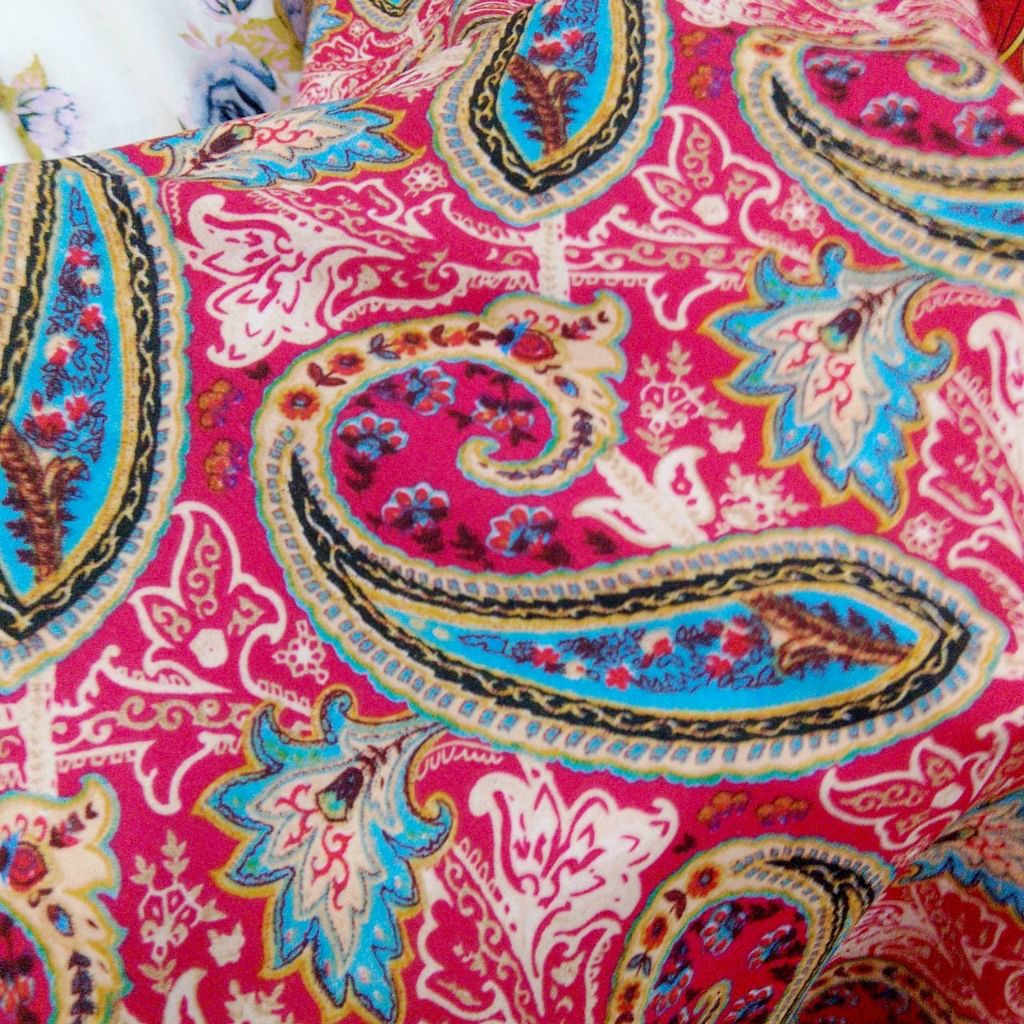 Kain Sifon Motif Paisley Etnik Warna Merah Cerah – Bahan Ringan (Harga Kain Per½ Meter)
