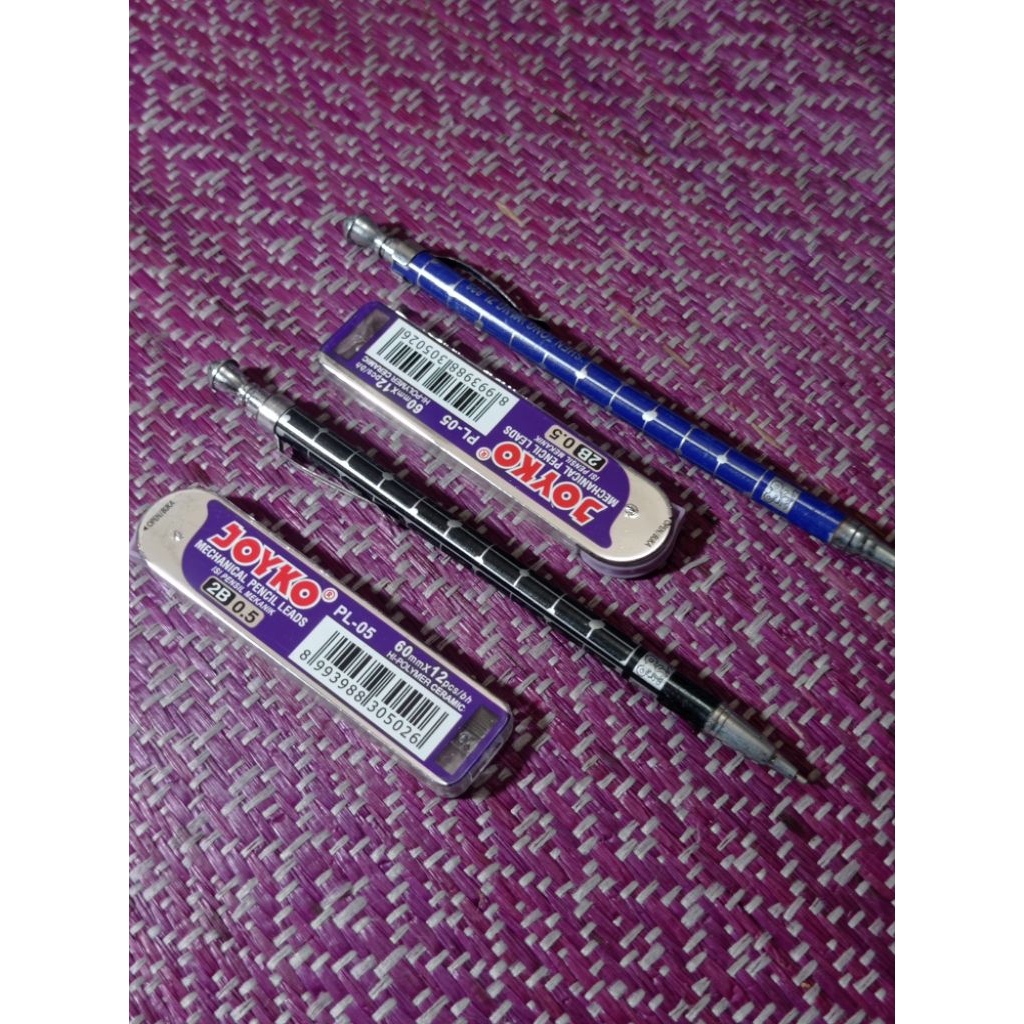 

Pensil Mecanick 0,5mm 1 set (pensil + isi pensil)